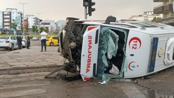 Hasta almaya giden ambulans kaza yaptı: 4 yaralı