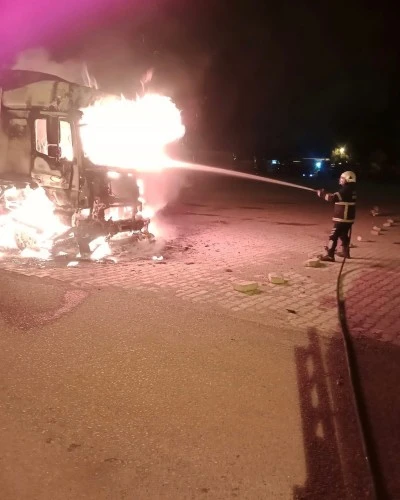 Hatay’da park halindeki tır alevlere teslim oldu