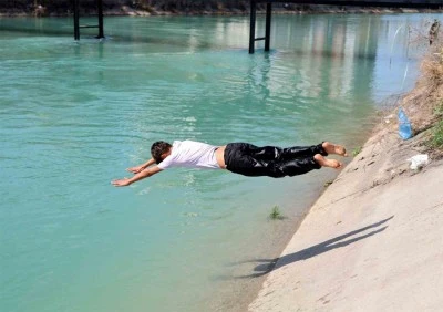 Havalar ısındı, sulama kanallarında ölümüne serinlik başladı