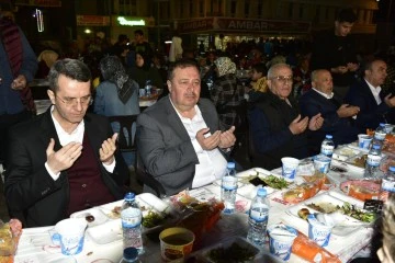 HAYIRSEVER İŞ ADAMI ÖMER YONUCUOĞLU'NDAN BİN 500 KİŞİYE İFTAR YEMEĞİ