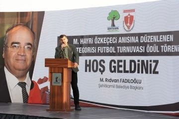 Hayri Özkeçeci yeşil sahada anıldı