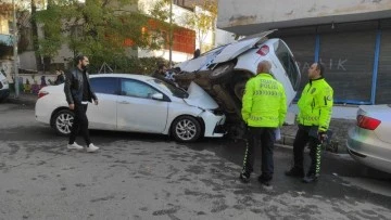 Hızını alamayan otomobil, aracın altına girdi