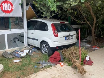 Hızını alamayan otomobil önce eczaneye sonra dönerci dükkanına daldı