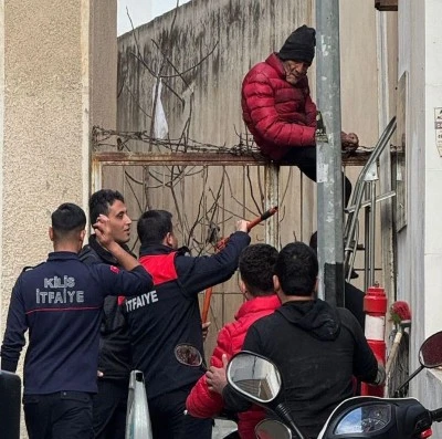 Hurda demir toplamak isterken, canından oluyordu