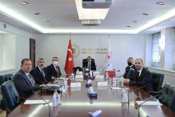 İKİNCİ TRAFO MERKEZİ VE ASFALT MALZEMELERİ İÇİN ENERJİ BAKANI DÖNMEZ'LE GÖRÜŞTÜLER