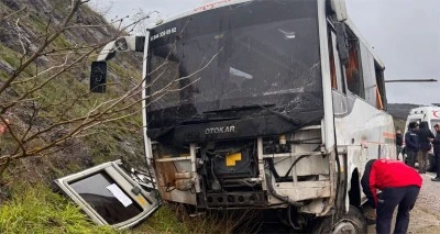 İşçi servisi devrildi: 4’ü ağır 26 yaralı