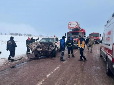 İşçileri taşıyan minibüs ile pikap çarpıştı: 10 yaralı