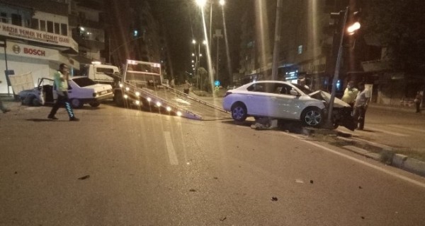 İSLÂHİYE’DE İKİ OTOMOBİL KAFA KAFAYA ÇARPIŞTI; 4 YARALI