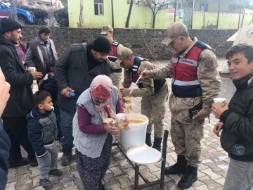 Jandarma depremzede vatandaşları yalnız bırakmadı