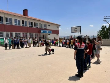 Jandarma, öğrenciler ile birlikte “Kuş Evleri” hazırladı