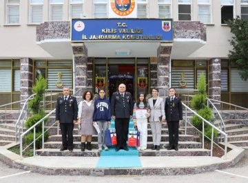 Jandarma resim yarışmasında birinci olan öğrencileri ağırladı