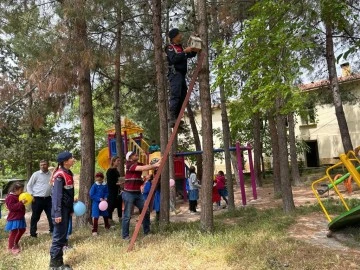 Jandarmadan Hayvan Sevgisi Temalı Kuş Yuvası Asma Etkinliği