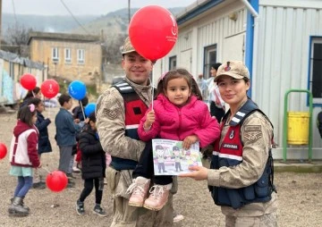 Jandarmadan öğrencilere karne hediyesi 