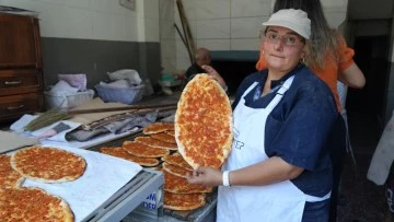 Kadın pide ustası erkeklere taş çıkartıyor