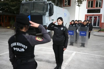 Kadın polisler, asayişin sağlanmasında etkin rol oynuyor