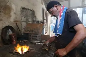 KALAYCILIK MESLEĞİNİ TORUNLARIYLA AYAKTA TUTMAYA ÇALIŞIYOR