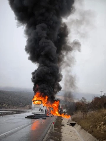 Kamyona çarpan otobüs alev topuna döndü: 2 ölü, 5 yaralı