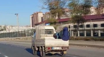 Kamyonet kasasında tehlikeli yolculuk