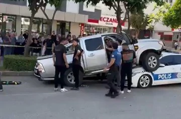 Kamyonet polis aracının üzerine uçtu: 2 yaralı