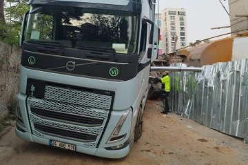 Kamyonun dorsesinin altında kalan işçi hayatını kaybetti