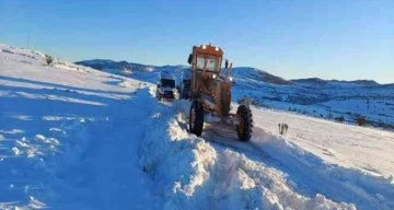 KARA SAPLANAN AMBULANSI KARLA MÜCADELE EKİPLERİ KURTARDI