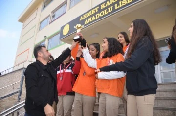 Karakılınç Sporda başarı sağlayan Öğrencilere kupalarını, madalyalarını ve formalarını hediye etti