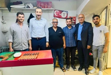 Karataş'ta AK Parti'ye sevgi seli! Gönüllere dokunarak adım adım Kilis'i geziyor