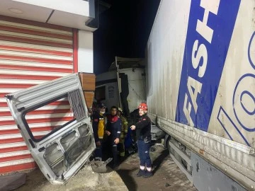 Karşı şeride geçen tır, servis minibüsüyle çarpıştı: 2 ölü, 12 yaralı