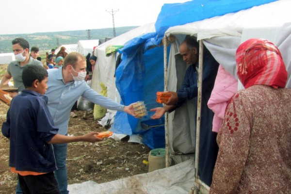 KAYMAKAM MUTLU, İRMİK HELVASI DAĞITTI