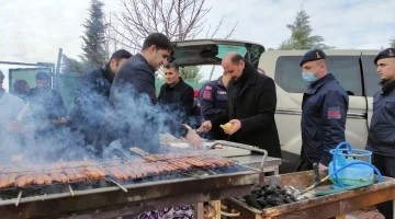 KAYMAKAM SEVGİLİ'DEN KARLA MÜCADELEDE GÖREV YAPAN KAMU PERSONELİNE SUCUK İKRAMI