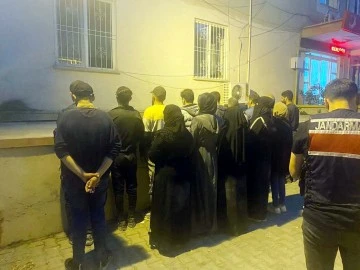 Kilis’te 16 kaçak göçmen yakalandı