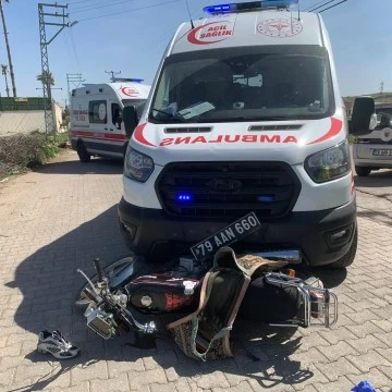 Kilis’te ambulans ile motosiklet çarpıştı: 2 yaralı