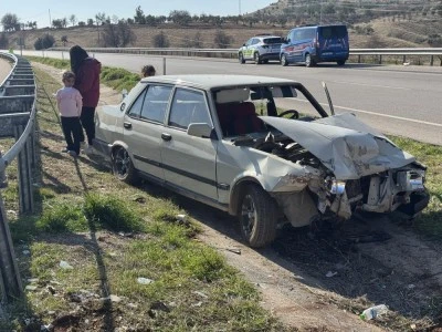 Kilis'te bariyerlere çarpan otomobildeki 2 kişi yaralandı