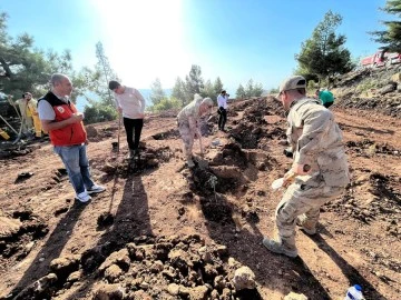 Kilis’te Cumhuriyet'in 100’üncü yılı anısına 100 öğrenci yüz fidan dikti