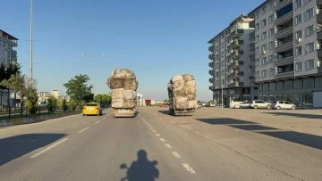 Kilis'te çuval yüklü kamyonetlerin tehlikeli yolculuğu kamerada