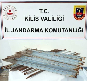 Kilis’te demirleri çalmaya çalışırken suçüstü yakalandı