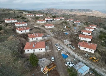 Kilis’te depremzedeler için yapılan köy evlerinin inşası sürüyor