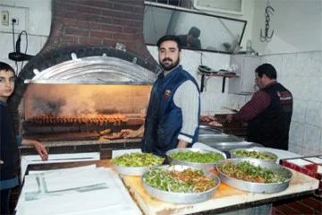 Kilis’te kebapçılar Ramazanda sahura kadar açık