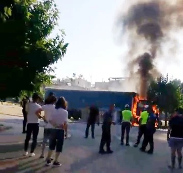 Kilis'te park halindeki tır alev alev yandı