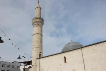 KİLİS'TE ROKETLERİN HEDEFİ OLAN CAMİDE SALDIRININ İZLERİ SİLİNDİ