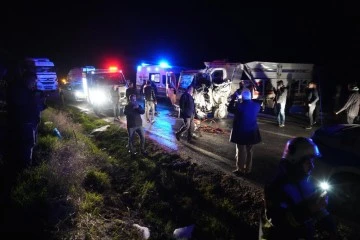 Kilis’te tır ile kamyonet kafa kafaya çarpıştı: 1’i ağır 3 yaralı