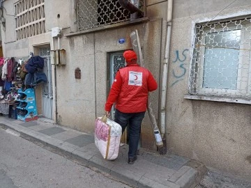 Kızılay alan taraması yaparak ihtiyaç sahibi aileleri belirliyor