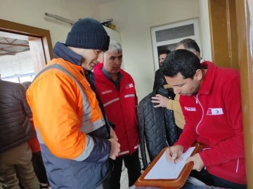 Kızılay’dan temizlik görevlilerine ve Kur'an Kursu öğrencilerine giysi yardımı