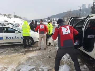 KIZILAY’DAN YOLDA MAHSUR KALAN ŞOFÖRLERE YARDIM