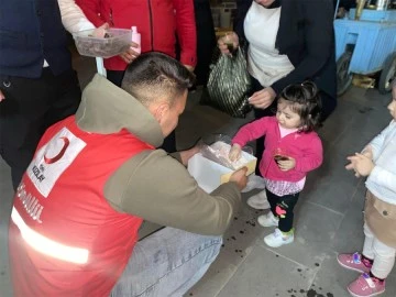 Kızılay Kadir Gecesinde cami cemaatine ikramlık dağıttı