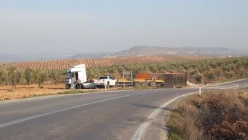 Konteyner yüklü tır kaza yaptı