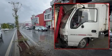 Kontrolden çıkan kamyonet markete daldı, kaza anı kamerada