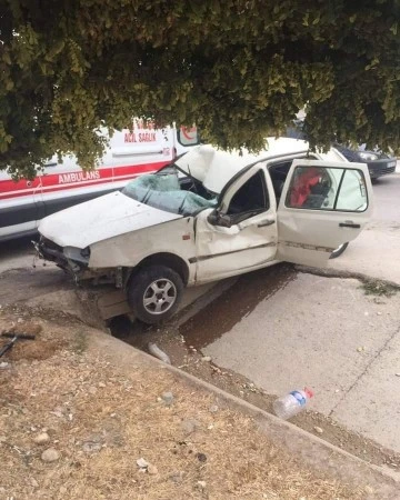 KONTROLDEN ÇIKAN OTOMOBİL AĞACA VE ARACA ÇARPTI; 3 YARALI