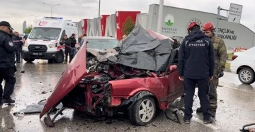 Kontrolden çıkan Tofaş, ters şeride girdi: 2 ölü 1 yaralı