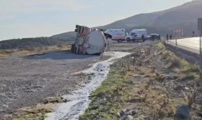 Kontrolden çıkan yakıt tankeri başka araca çarparak devrildi: 2 yaralı